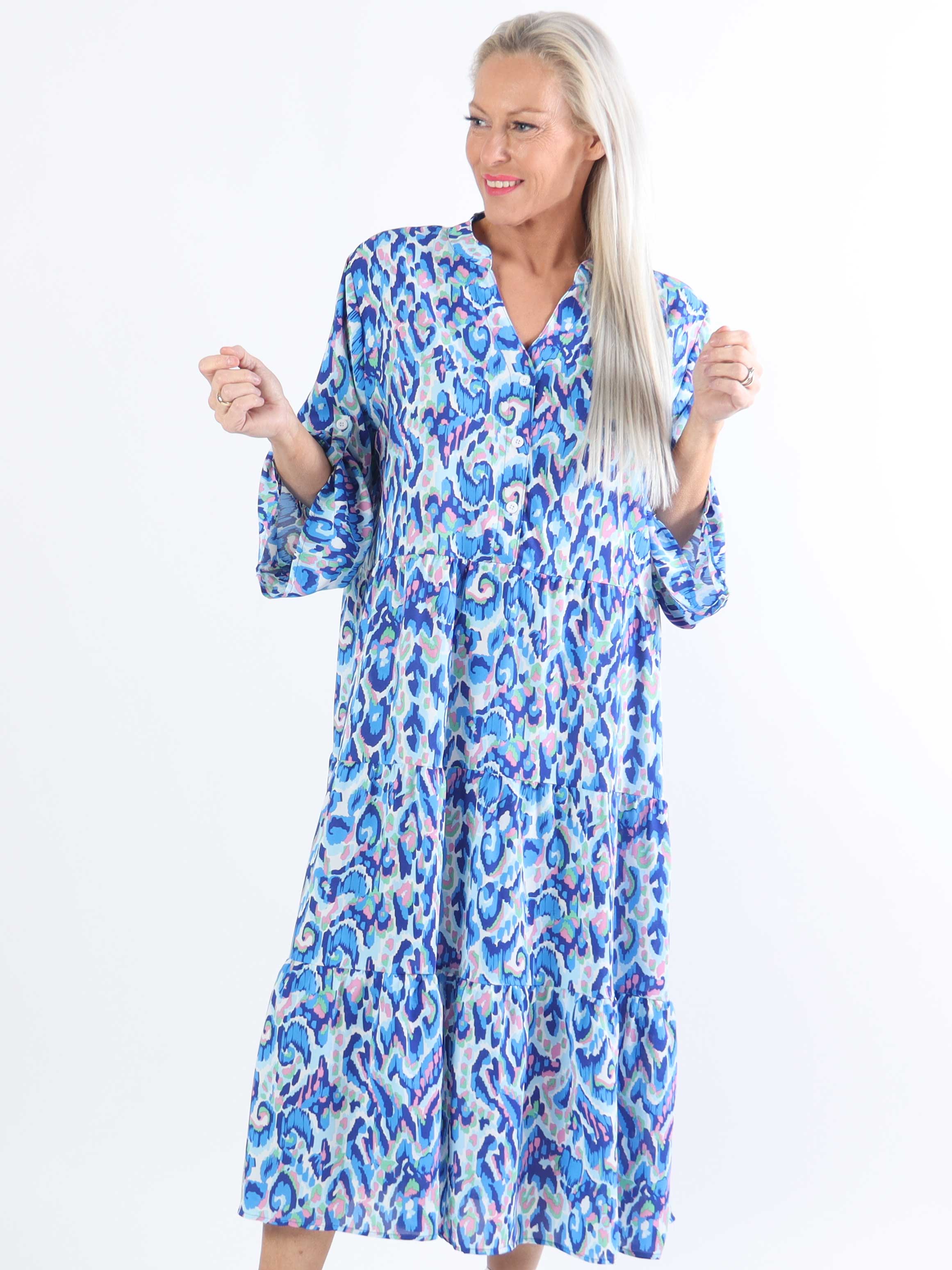 Lia - Mønstret farvet plus size kjole med lag på lag look